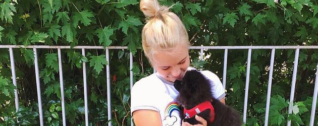 Dagi Bee mit ihrer Hündin Zula Dagi Bee mit ihrer Hündin Zula