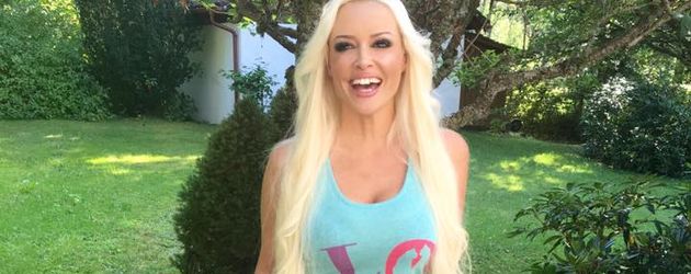 Daniela Katzenberger mit ihrem "Love and Style"-Charity-Shirt Daniela Katzenberger mit ihrem "Love and Style"-Charity-Shirt