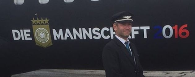 Das Flugzeug und der Kapitän der deutschen Nationalmannschaft Das Flugzeug und der Kapitän der deutschen Nationalmannschaft