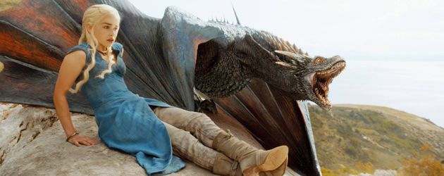 Deanerys und ihr Drache auf einem Felsen Deanerys und ihr Drache auf einem Felsen