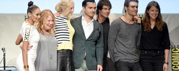 Der Cast von Vampire Diaries mit den Produzentinnen Julie Plec und Caroline Dries auf der Comic Con Der Cast von Vampire Diaries mit den Produzentinnen Julie Plec und Caroline Dries auf der Comic Con