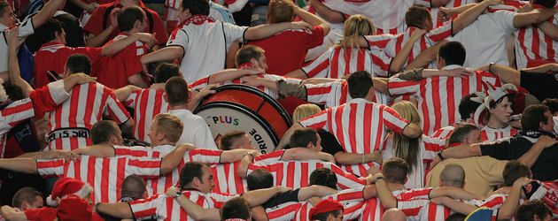 Derry-City-Fans bei einem UEFA-Cup-Spiel in Paris Derry-City-Fans bei einem UEFA-Cup-Spiel in Paris