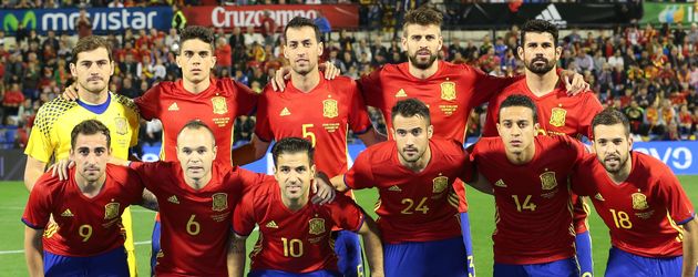 Die spanische Nationalmannschaft vor ihrem Testspiel gegen England im November 2015 Die spanische Nationalmannschaft vor ihrem Testspiel gegen England im November 2015