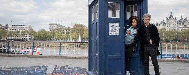 "Doctor Who"-Star Peter Capaldi und eine Kollegin vor der Zeitreise-Box "Doctor Who"-Star Peter Capaldi und eine Kollegin vor der Zeitreise-Box