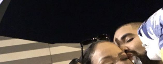 Drake und Rihanna mit einem kleinen Plüschhai Drake und Rihanna mit einem kleinen Plüschhai