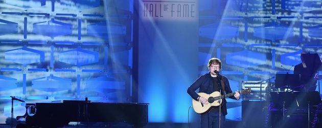 Ed Sheeran bei seiner Performance bei der "Songwriters Hall of Fame Induction and Awards"-Zeremonie Ed Sheeran bei seiner Performance bei der "Songwriters Hall of Fame Induction and Awards"-Zeremonie