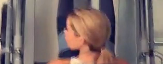 Eine junge Dame in einem Ausschnitt aus Bastian Yottas Snapchat-Video Eine junge Dame in einem Ausschnitt aus Bastian Yottas Snapchat-Video