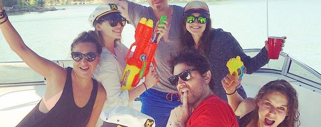 Emilia Clarke & Johnny Knoxville mit Freunden auf einem Boot Emilia Clarke & Johnny Knoxville mit Freunden auf einem Boot
