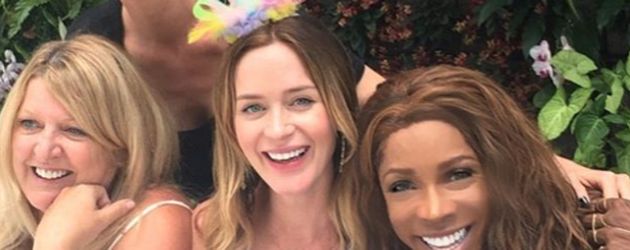 Emily Blunt und Charlize Theron bei Emilys Baby-Party Emily Blunt und Charlize Theron bei Emilys Baby-Party