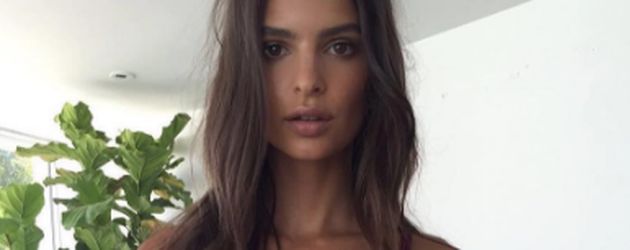 Emily Ratajkowski im roten Bikini Emily Ratajkowski im roten Bikini
