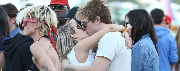 Emma Roberts und Evan Peters beim Coachella Festival 2014 Emma Roberts und Evan Peters beim Coachella Festival 2014