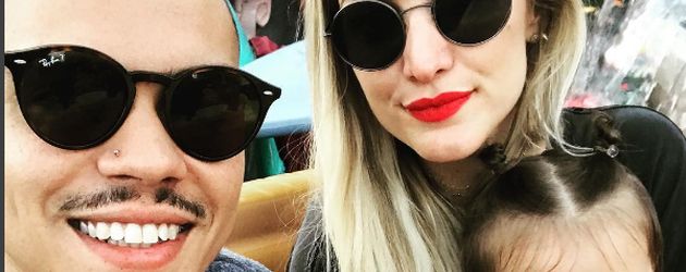 Evan Ross und Ashlee Simpson mit Baby Jagger im Disneyland Evan Ross und Ashlee Simpson mit Baby Jagger im Disneyland