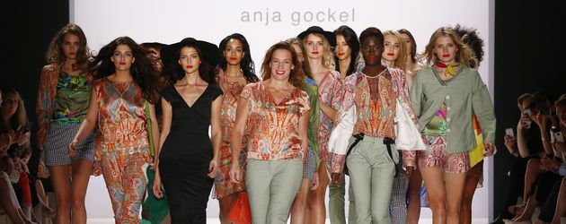 Fata Hasanović (vorne li.), Abiba Makoya (hinten li.) mit Anja Gockel (vorne i. d. Mitte) Fata Hasanović (vorne li.), Abiba Makoya (hinten li.) mit Anja Gockel (vorne i. d. Mitte)