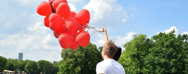 Fata Hasanović und ihr Verlobter Dino nach dem Heiratsantrag Fata Hasanović und ihr Verlobter Dino nach dem Heiratsantrag
