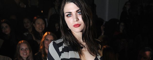 Frances Bean Cobain bei der Gareth Pugh Show auf der London Fashion Week Frances Bean Cobain bei der Gareth Pugh Show auf der London Fashion Week