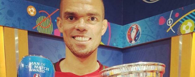 Fußballer Pepe nach dem EM-Final-Sieg 2016 Fußballer Pepe nach dem EM-Final-Sieg 2016