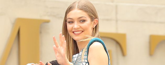 Gigi Hadid bei einem Bus-Fotoshooting in New York Gigi Hadid bei einem Bus-Fotoshooting in New York