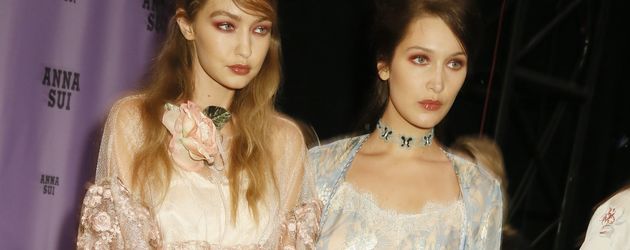 Gigi und Bella Hadid backstage bei der Anna-Sui-Modenschau auf der NYFW Gigi und Bella Hadid backstage bei der Anna-Sui-Modenschau auf der NYFW