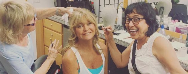 Schauspielerin Goldie Hawn (m.) und ihr Make-up-Team Schauspielerin Goldie Hawn (m.) und ihr Make-up-Team