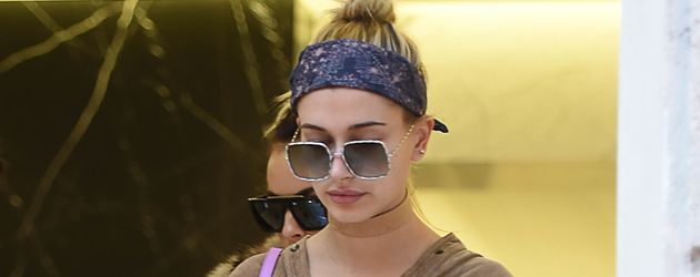 Hailey Baldwin während der Fashion Week in Paris Hailey Baldwin während der Fashion Week in Paris