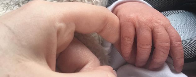 Hand von Amy Childs' Baby-Tochter Hand von Amy Childs' Baby-Tochter