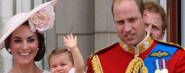 Herzogin Kate, Prinzessin Charlotte, Prinz George und Prinz William im Buckingham Palace Herzogin Kate, Prinzessin Charlotte, Prinz George und Prinz William im Buckingham Palace
