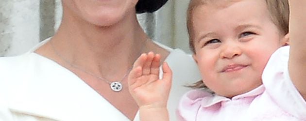 Herzogin Kate und ihre Tochter Prinzessin Charlotte auf dem 90. Geburtstag der Queen Herzogin Kate und ihre Tochter Prinzessin Charlotte auf dem 90. Geburtstag der Queen