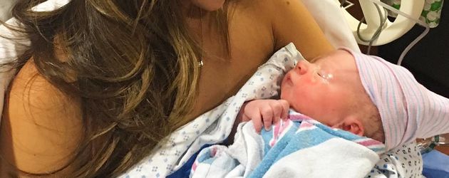 Hilaria Baldwin mit ihrem neugeborenen Sohn Leonardo Ángel Charles Hilaria Baldwin mit ihrem neugeborenen Sohn Leonardo Ángel Charles
