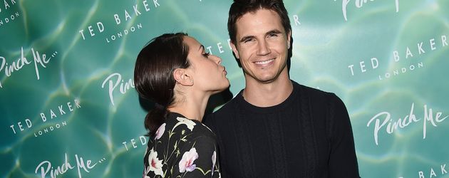 Italia Ricci und Robbie Amell bei einem "Ted Baker"-Event 2015 in London Italia Ricci und Robbie Amell bei einem "Ted Baker"-Event 2015 in London
