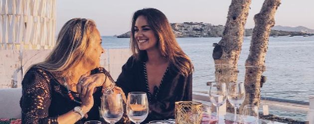 Janina Uhse mit ihrer Mama im Urlaub auf Ibiza Janina Uhse mit ihrer Mama im Urlaub auf Ibiza