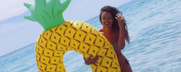 Janina Uhse posiert im Ibiza-Urlaub mit einer aufblasbaren Ananas Janina Uhse posiert im Ibiza-Urlaub mit einer aufblasbaren Ananas