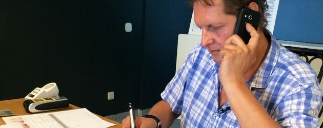 Jens Büchner arbeitet im Büro Jens Büchner arbeitet im Büro