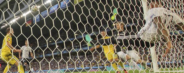 Jérôme Boateng klärt gegen die Ukraine auf der Linie Jérôme Boateng klärt gegen die Ukraine auf der Linie