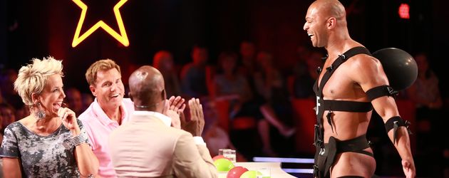 Jesse Fischer beim "Supertalent" 2015 mit der Jury Inka Bause, Dieter Bohlen & Bruce Darnell Jesse Fischer beim "Supertalent" 2015 mit der Jury Inka Bause, Dieter Bohlen & Bruce Darnell