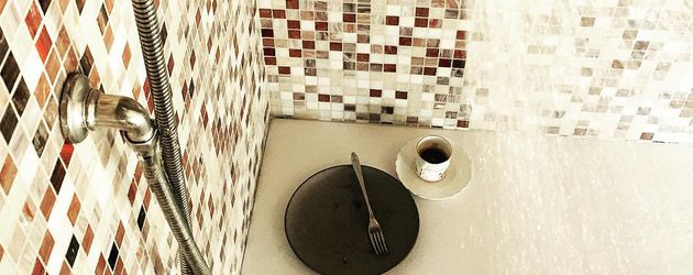 Jessica Biels Essen unter der Dusche Jessica Biels Essen unter der Dusche