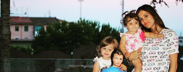Jessica Immobile, die Ehefrau von Italienspieler Ciro, mit den gemeinsamen Kindern Jessica Immobile, die Ehefrau von Italienspieler Ciro, mit den gemeinsamen Kindern