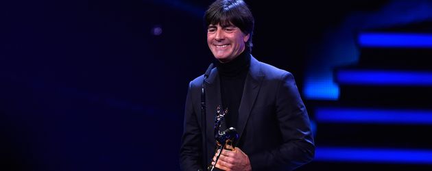 Jogi Löw mit seinem Integrations-Bambi Jogi Löw mit seinem Integrations-Bambi