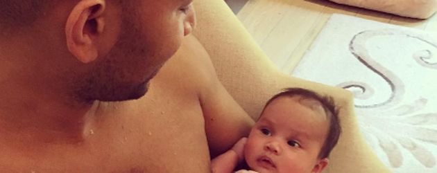 John Legend mit seinem Töchterchen John Legend mit seinem Töchterchen
