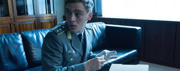Jonas Nay als Martin Koch beim Spionieren Jonas Nay als Martin Koch beim Spionieren