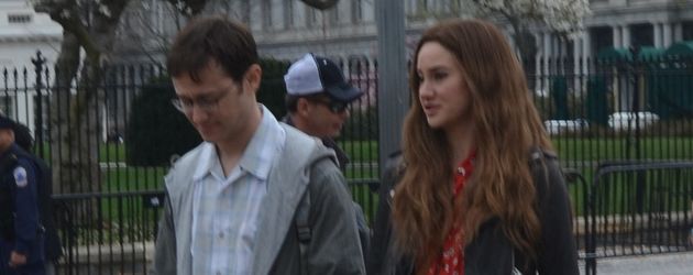 Joseph Gordon-Levitt und Shailene Woodley in einer Szene des Films "Snowden" Joseph Gordon-Levitt und Shailene Woodley in einer Szene des Films "Snowden"