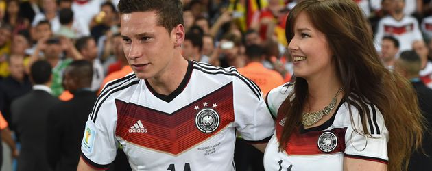 Julian Draxler mit seiner Freundin Lena nach dem Finale der WM 2014 in Rio de Janeiro Julian Draxler mit seiner Freundin Lena nach dem Finale der WM 2014 in Rio de Janeiro