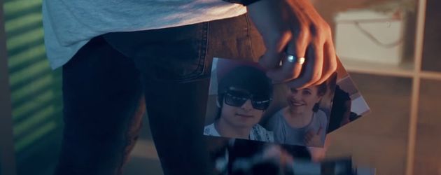 Julien Bam mit Bildern von ihm und Melina Sophie Julien Bam mit Bildern von ihm und Melina Sophie