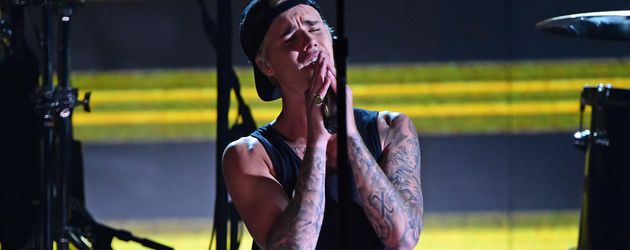 Justin Bieber betend bei den Grammy Awards 2016 Justin Bieber betend bei den Grammy Awards 2016