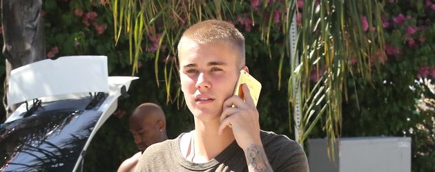 Justin Bieber telefonierend in Los Angeles Justin Bieber telefonierend in Los Angeles
