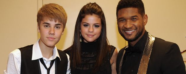 Justin Bieber und Selena Gomez mit Usher im Jahr 2011 Justin Bieber und Selena Gomez mit Usher im Jahr 2011