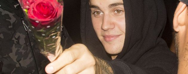 Justin Bieber mit Rosen vor dem Tape Club in London Justin Bieber mit Rosen vor dem Tape Club in London
