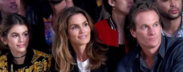 Kaia Gerber, Cindy Crawford und Rande Gerber bei der Moschino Fashion-Show in LA Kaia Gerber, Cindy Crawford und Rande Gerber bei der Moschino Fashion-Show in LA