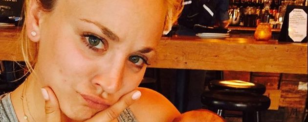 Schauspielerin Kaley Cuoco mit ihrem Patenkind Schauspielerin Kaley Cuoco mit ihrem Patenkind
