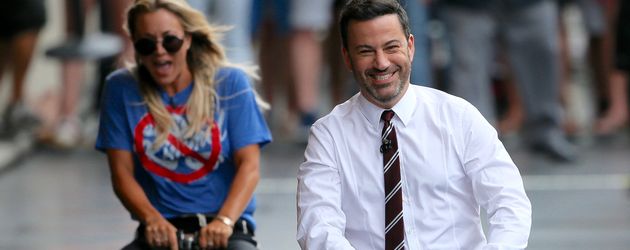 Kaley Cuoco und Jimmy Kimmel beim Wettrennen auf Koffern Kaley Cuoco und Jimmy Kimmel beim Wettrennen auf Koffern