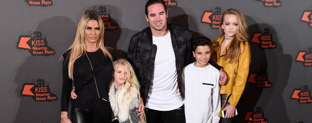 Katie Price mit Princess Tiaamii, Kieran Hayler, Junior Andre und einer Freundin in London Katie Price mit Princess Tiaamii, Kieran Hayler, Junior Andre und einer Freundin in London